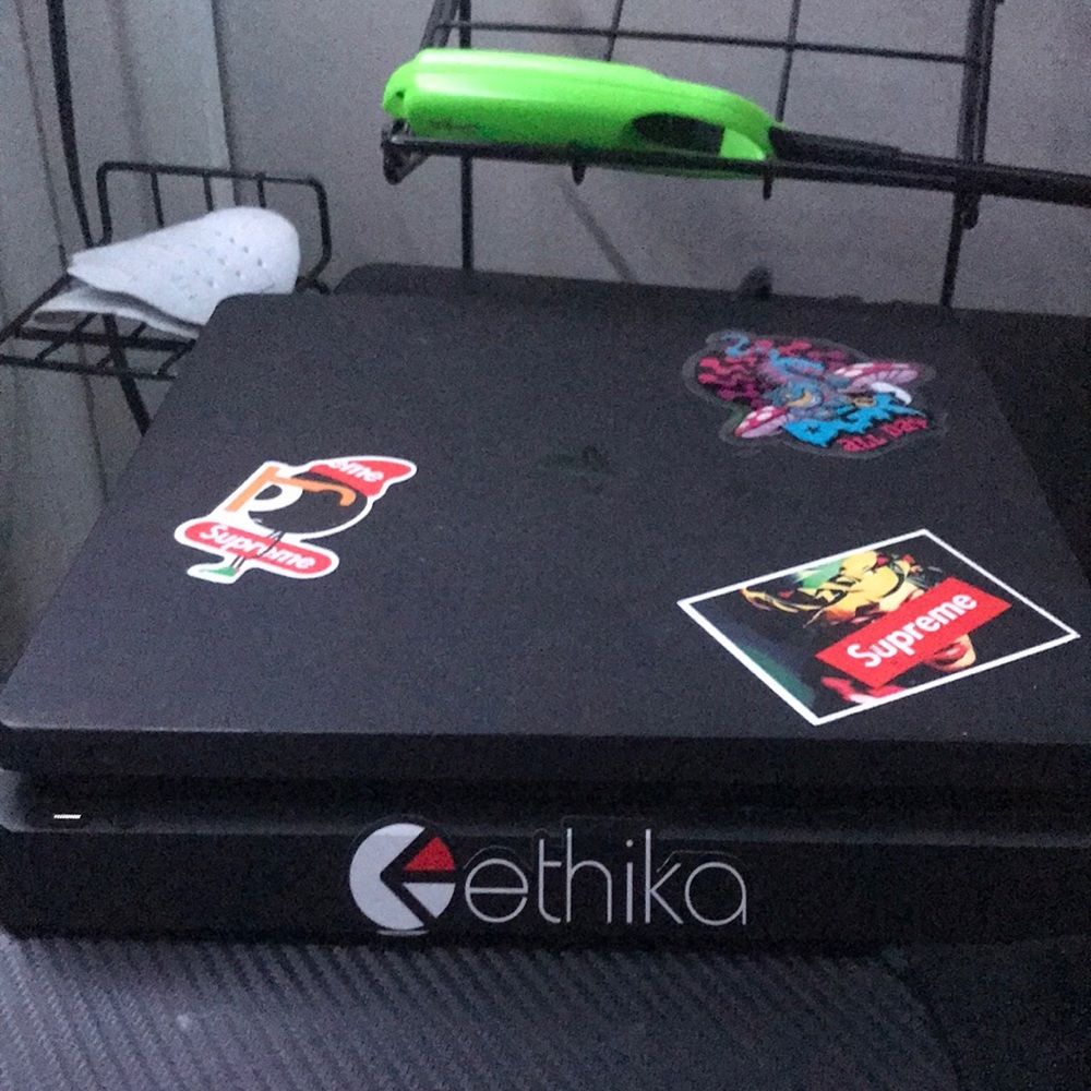 Ps4 872.8 GB good condition